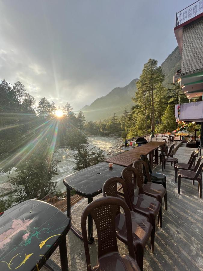 Shanti Cafe & *
