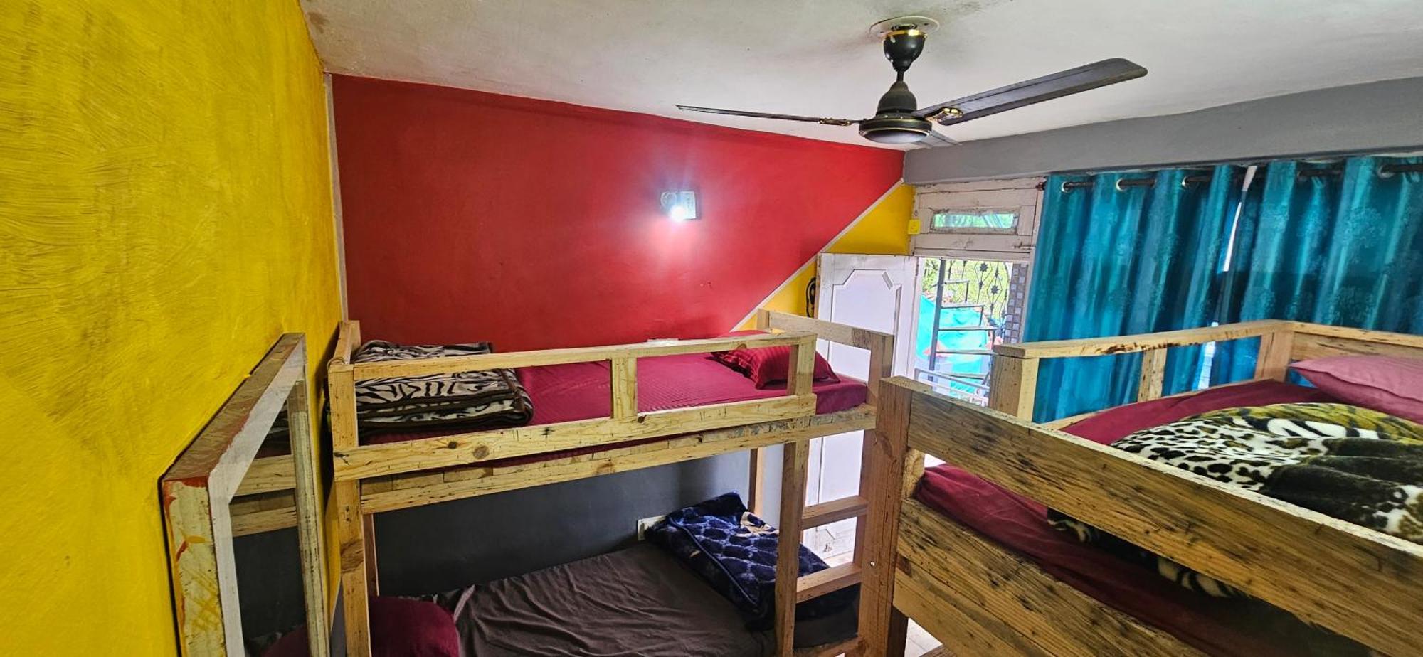 Shanti Cafe & * Kasol